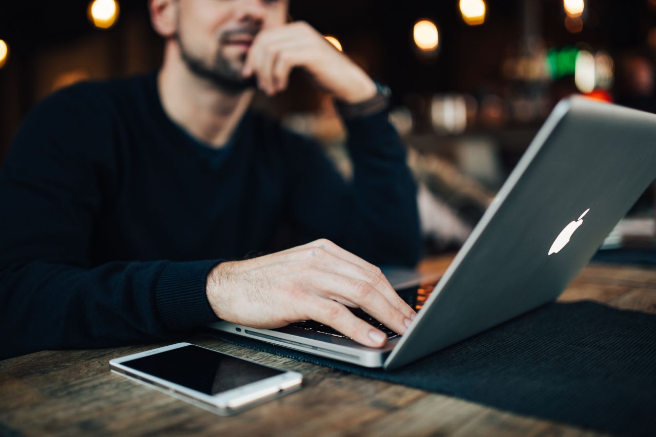 Young entrepreneur working from a modern cafe